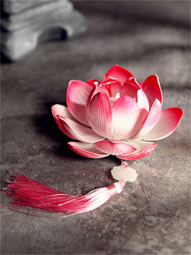 花(huā)燈壞了(le)如(rú)何修複呢(ne)？一(yī)起跟著(zhe)西(xī)安漢唐燈籠小(xiǎo)編了(le)解下(xià)吧(ba)！