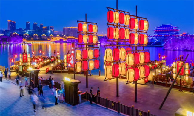 大(dà)唐芙蓉園北(běi)碼頭船(chuán)帆燈排